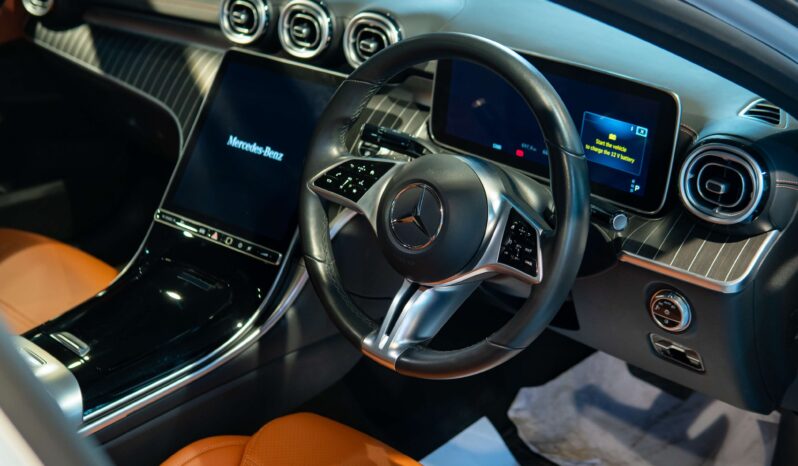 
								Mercedes-Benz C-Class C 200 full									