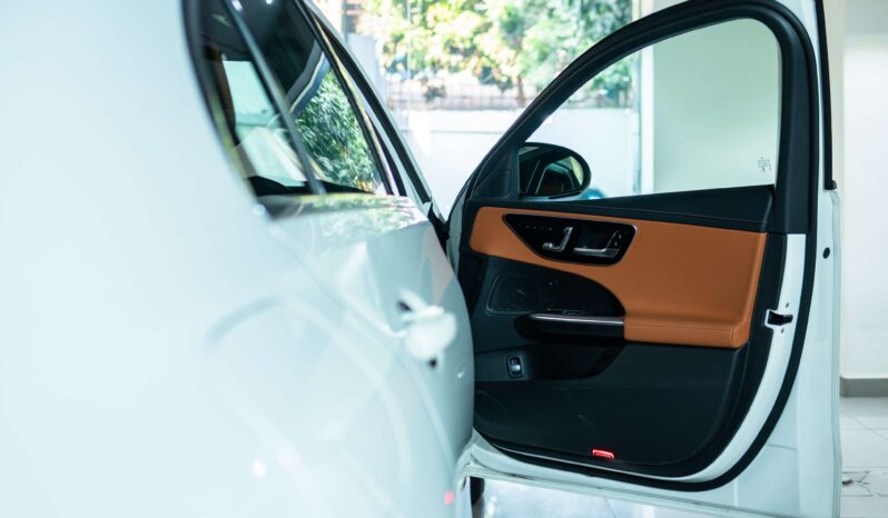 
								Mercedes-Benz C-Class C 200 full									